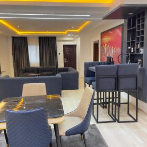 Ruang duduk di Vulcan Suites, Dakala