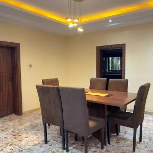 Ruang duduk di Vulcan Suites, Dakala