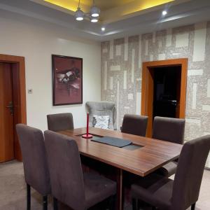 Ruang duduk di Vulcan Suites, Dakala