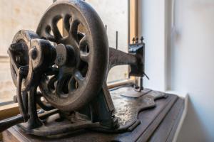 an old sewing machine sitting on top of a table at Kharmen A 1565s House with Seaviews in Birgu