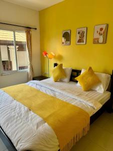 Postel nebo postele na pokoji v ubytování KK Hotel