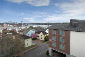 Una vista de una ciudad con edificios y una calle. en Hilton Garden Inn Portsmouth Downtown, en Portsmouth
