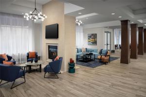 vestíbulo con muebles y chimenea en un edificio en Hilton Garden Inn Portsmouth Downtown, en Portsmouth