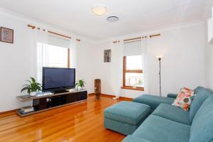 TV a/nebo společenská místnost v ubytování Sandcastle Loft - The Ultimate Fremantle Escape