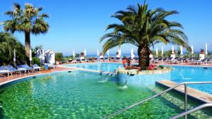 Bassein majutusasutuses Paradiso Terme Resort & SPA con 5 piscine termali või selle lähedal