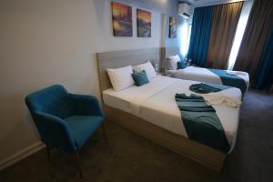 Letto o letti in una camera di Mar Charbel Hotel Cairo