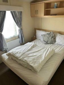 Ένα ή περισσότερα κρεβάτια σε δωμάτιο στο Pg34 3 BED CARAVAN ON THE GOLDEN PALM CHAPEL ST LEONARDS
