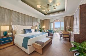 Rúm í herbergi á Emirates Palace Mandarin Oriental, Abu Dhabi