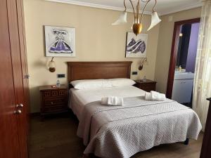 a bedroom with a bed with two towels on it at Apartamento centrico en edificio histórico in Albacete