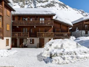 a large building with snow in front of it at Spacieux appartement 9 pers. à Val-d'Isère, skis aux pieds, Wi-Fi, proche commodités - FR-1-694-306 in Val dʼIsère