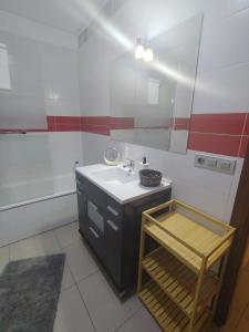 ein Badezimmer mit Waschbecken und Spiegel in der Unterkunft KALI - Apartment Tenerife Sur in Alcalá
