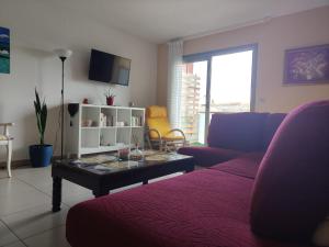 ein Wohnzimmer mit einer Couch und einem Couchtisch in der Unterkunft KALI - Apartment Tenerife Sur in Alcalá
