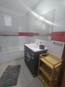 ein Badezimmer mit Waschbecken, Spiegel und Badewanne in der Unterkunft KALI - Apartment Tenerife Sur in Alcalá + 27 Fotos