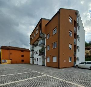 a building with a car parked in front of it at Apartman Višnja in Gornja Toplica