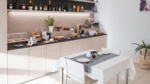 eine Küche mit einem Tisch mit Lebensmitteln auf einem Regal in der Unterkunft Hotel Palmensis in Marina Palmense