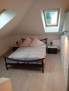 ein Schlafzimmer mit einem Bett mit rosa Kissen darauf in der Unterkunft Sylvias Ferienwohnung Nr7 DG in Görlitz
