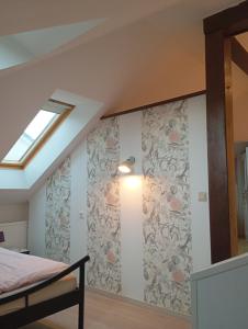 ein Schlafzimmer mit einer Wand mit Blumen darauf in der Unterkunft Sylvias Ferienwohnung Nr7 DG in Görlitz