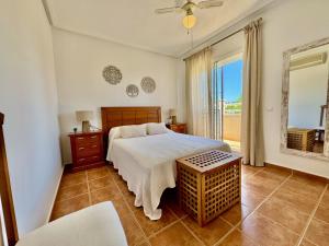 sypialnia z łóżkiem i dużym oknem w obiekcie Casa Sol, Relax y Mar - a 5 min de la playa - Torre de la Horadada w mieście La Horadada