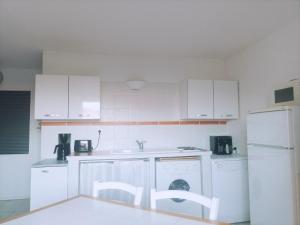 Kuchyň nebo kuchyňský kout v ubytování St Pierre la Mer: T2, piscine, parking, 4 pers - FR-1-229D-145