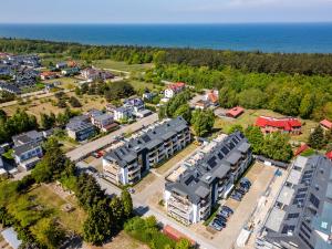 z powietrza widok na kompleks apartamentów w pobliżu oceanu w obiekcie Seaside Loft B009 ze SPA- Posesja Plażowa - Holiday City w Grzybowie