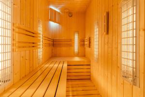 pusta sauna z drewnianymi ścianami i oknami w obiekcie Seaside Loft B009 ze SPA- Posesja Plażowa - Holiday City w Grzybowie