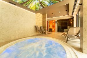 basen w środku pokoju z sufitem w obiekcie Seaside Loft B009 ze SPA- Posesja Plażowa - Holiday City w Grzybowie