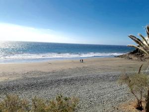 dos personas caminando en una playa cerca del océano en A Dream On The Beach Sun Club, en Playa del Águila 31 fotos más