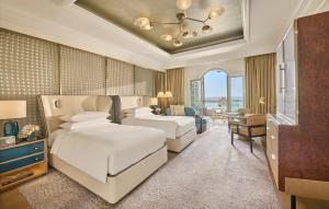 Rúm í herbergi á Emirates Palace Mandarin Oriental, Abu Dhabi