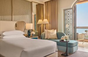 Rúm í herbergi á Emirates Palace Mandarin Oriental, Abu Dhabi