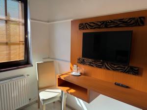Televízia a/alebo spoločenská miestnosť v ubytovaní Pension Nest - Family Apartman