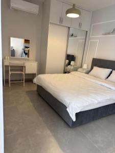 Un dormitorio con una gran cama blanca y un escritorio. en Ceasar Blue Wellness and Spa Resort, en Kalecik 18 fotos más
