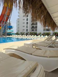una fila de tumbonas y una piscina en Ceasar Blue Wellness and Spa Resort, en Kalecik