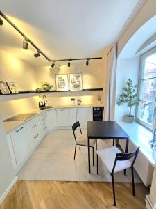 a kitchen and dining room with a table and chairs at Stylish Riga Old Town getaway in Riga
