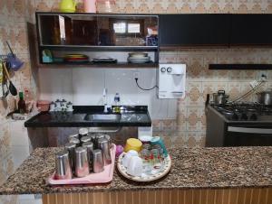 eine Küchentheke mit einem rosa Tablett mit Geschirr darauf in der Unterkunft Sol e mar in Fortaleza + 13 Fotos