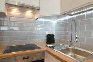 Kuchyňa alebo kuchynka v ubytovaní Smolna Apartments by Your Freedom + 130 fotografií