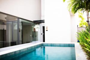 an external view of a house with a swimming pool at Apartamento Loft 02 Lazer Completo in Belo Horizonte