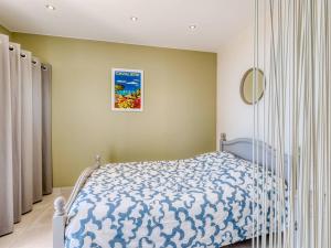 Postel nebo postele na pokoji v ubytování Appartement au Lavandou - Vue Mer - Climatisé - Tout à pieds - FR-1-816-3