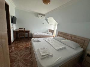 Postel nebo postele na pokoji v ubytování Linda Guest house + 37 fotografií