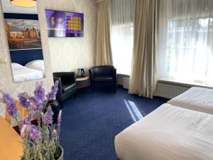 Hotel DeWaag Makkum客房内的一张或多张床位