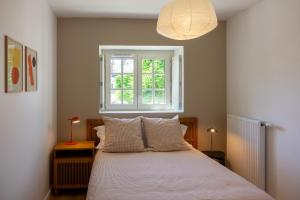 オルレアンにあるLe Mosaïc - Appartement Design - 2 chambres avec parking privé à Orléans hyper centreのベッドルーム1室(窓付)