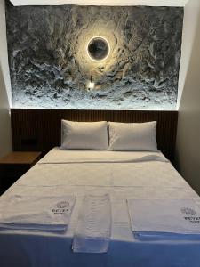 Un dormitorio con una cama con un cuadro en la pared. en Rever Hotel, en Sanlıurfa