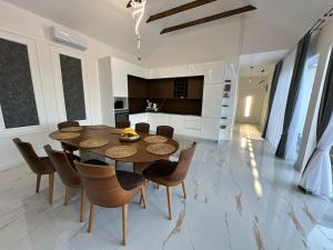 a kitchen and dining room with a table and chairs at Amal Residence in Sarajevo +29 photos