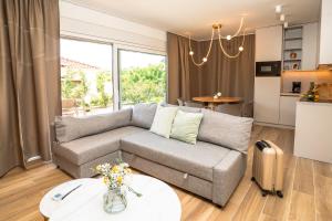 Ein Sitzbereich in der Unterkunft VSG Resort - Apartments 200m from Beach, Pool, Sauna & Jacuzzi