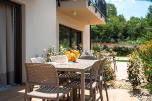 Ein Garten an der Unterkunft VSG Resort - Apartments 200m from Beach, Pool, Sauna & Jacuzzi