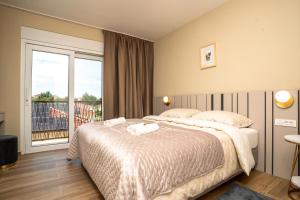 Ein Bett oder Betten in einem Zimmer der Unterkunft VSG Resort - Apartments 200m from Beach, Pool, Sauna & Jacuzzi