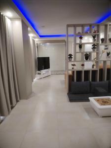 a living room with a couch and a tv at شقق اوبين المخدومة الدمام Open in Dammam