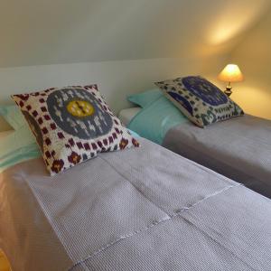 1 dormitorio con 2 camas con almohadas en Un gîte dans la vallée, en Obersteinbach