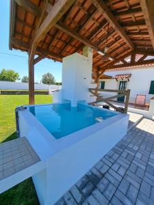 una piscina nel cortile di una casa di Quinta Rural em Coruche com piscina privativa a Coruche