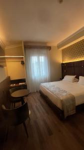 A bed or beds in a room at Zanhotel Tre Vecchi