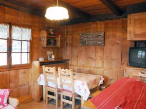 โทรทัศน์และ/หรือระบบความบันเทิงของ Chalet 3* cosy aux Gets, Wi-Fi, 450m télécabine, 2 chambres, parking privé, balcon sud/est - FR-1-671-40